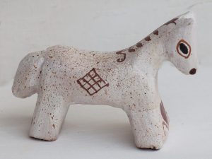 Cavalli di ceramica bianchi