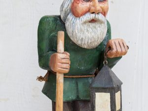 Gnomo di legno scolpito con bastone e lanterna - carved gnome with walking stick and lantern