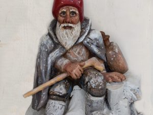Gnomo della neve in legno scolpito