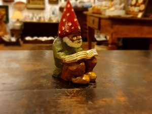 gnomo con il libro da 15 cm