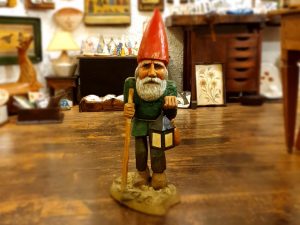 Gnomi di legno scolpiti