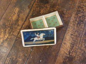 Scatola con principe medievale a cavallo