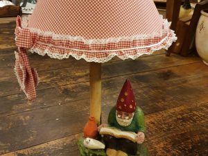 Lampada con gnomo con libro scolpito