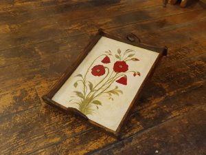 Vassoio di legno con papaveri