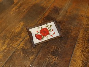 Vassoio di legno con fiore messicano