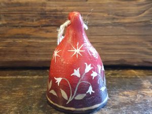 Campanella rossa con fiorellini bianchi e stelline 9x6 cm
