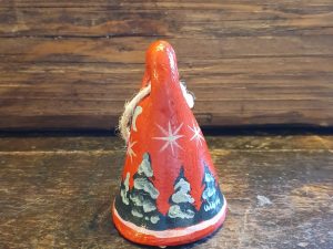 Campane rossa con pini innevati 8x5 cm