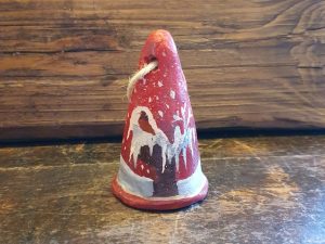 Campanella rossa con pini innevati e uccellini 8x5 cm