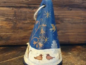 Campanella blu con uccellini con la neve