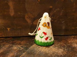 Campanella bianca con uccellini ocra e fiorellini rossi 12x8 cm