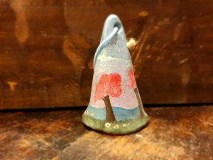 Campanella primaverile con alberi rossi su fondo pastello 14x8cm