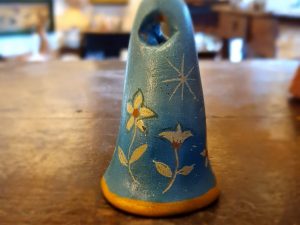 Campanella celeste con fiorellini bianchi 10x6 cm