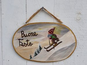 Ovale di legno con lo gnomo che scia