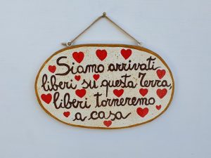 Ovale di legno con cuori rossi e le meravigliose parole di Michele Giovagnoli