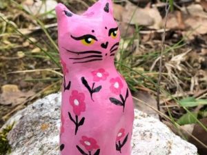 Gattino rosa di ceramica con i fiorellini